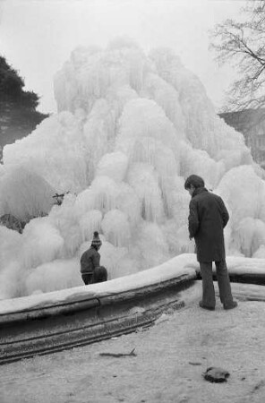 Eiskaskaden im Brunnen am Friedrichsplatz