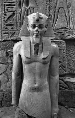 Hof Ramses II. — Statue