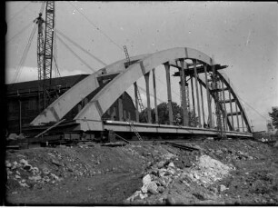 Heilbronn, Salzhafenkanalbrücke: Einschwimmen des Überbaus