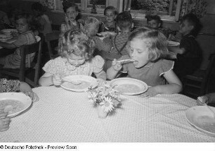 Kinder beim Essen