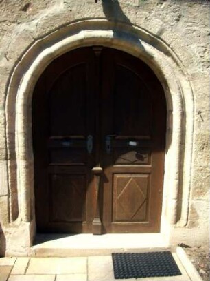 Altheim-Evangelische Kirche-Langhaus im Südsüdwesten-mit Portal und Mauerwerk des 12 Jh-1723 Renoviert und überformt-im Detail