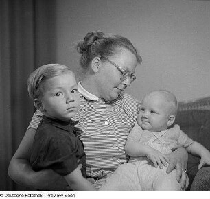 Porträt Mutter mit Kind und Baby