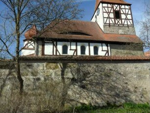 Altheim-Evangelische Kirche-Ansicht von Süden mit Kirche (im Kern 12 Jh-Langhaus 1723 erhöht-Glockenstube 1610) über Kirchhofmauer (Wehrgang im 18 Jh abgetragen)