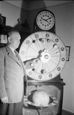 Bau einer astrologischen Uhr durch den 75jährigen Wilhelm Heck.