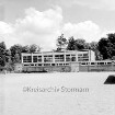 Turnhalle: Schule Am Schloss, Volksschule, Schulstraße: kurz vor Fertigstellung: Gesamtansicht mit flachen Anbauten für Sanitäranlagen, Umkleideräume, Geräteräume