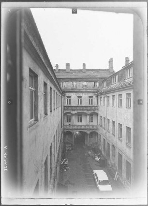 Dresden-Neustadt, Köpckestraße (Große Meißner Straße) 15. Ehem. Kollegienhaus (1723-1724; J. G. Gebhardt). Erster (Großer) Hof. Blick vom Mittelflügel zum Vordergebäude
