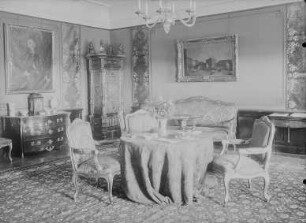 Moritzburg. Schloss. Raum im 1. Stock. Ansicht mit Sitzmöbeln