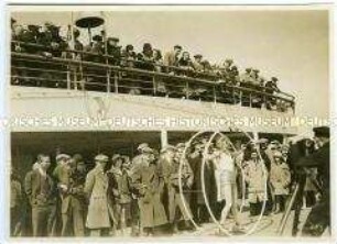 Marlene Dietrich als Zuschauerin einer Rhönrad-Darbietung an Bord des Hochseepassagierdampfers "Bremen"