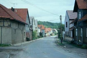 Ortseingang von Meckfeld (W) her, Straße mit Häusern