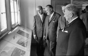 Bernau: In der Wachter-Ausstellung, von links nach rechts: Wachter, Burda, Frau Baur, Dichtel