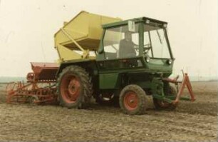 Fotografie: Drillsaat, Kastendrillmaschine, Aufbauraum, Systemtraktor, Federzinkengrubber, Drillkombination
