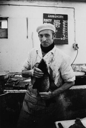 Arbeiter in einer Fischfabrik
