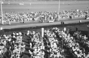 Travemünde: Cafégarten vor dem Casino, von oben mit Promenade und Meer