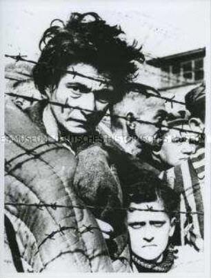 Häftlinge im befreiten Konzentrationslager Auschwitz