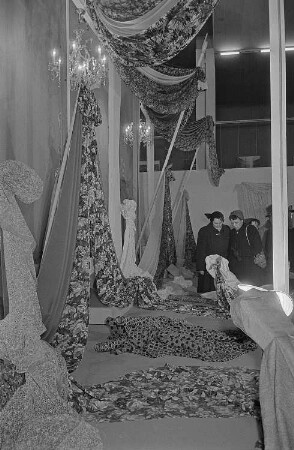 Messebesucher in der tschechoslowakischen Ausstellungshalle vor einer Präsentation von Stoffen