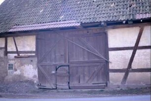 Scheune mit Tor, in diesem eine rundbogige Personenpforte