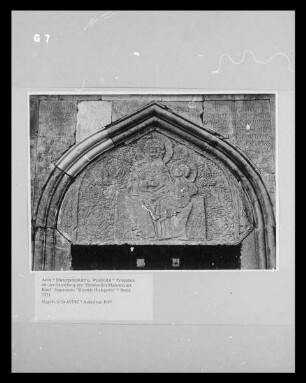 Tympanon mit der Darstellung der "Thronenden Madonna mit Kind". Sogenannte "Sitzende Hodegetria"