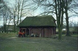 Möllner Landstraße 20: Forsthaus III [Alten- und Pflegeheim]: Remise: Ständerbau mit Wandverbretterung und Reetdach