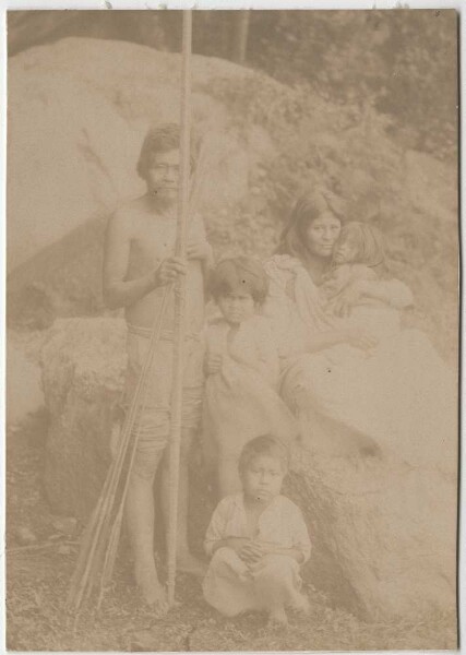 Guaraní Indians with children from the Rio Itariri