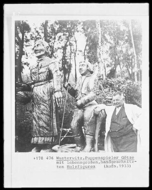 Wusterwitz, Götzes Höhe, Puppenspieler Götze mit lebensgroßen, geschnitzten Holzfiguren