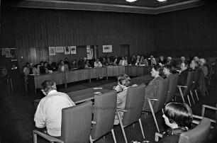 3. Stormarner Kulturforum: Podiumsdiskussion im Kreistagssitzungssaal am 22. Mai 1996: Podium, dahinter Plakate von Kunstausstellungen im Kreis Stormarn: