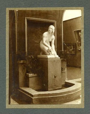 Wandbrunnen mit kniendem Mädchen : Wandbrunnen mit kniendem Mädchen. Wohl Modell (um 1910/1915; C. Brose) auf einer Kunstausstellung