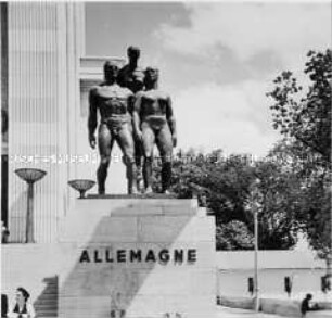 Weltausstellung Paris: Skulpturengruppe vor dem Eingang des Deutschen Hauses