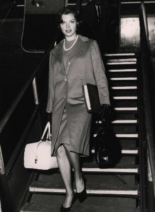 Nadja Tiller [am Flughafen]
