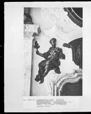 Linke Kaminfigur - Weibliche Figur mit einer Krone