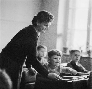 Herzogswalde. Allgemeinbildende polytechnische Oberschule. Schulklasse mit Lehrerin Frau Gotsche