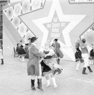 Aufführung von mecklenburgischen Volkstänzen auf dem Augustusplatz während des Festes der Freundschaft in Leipzig