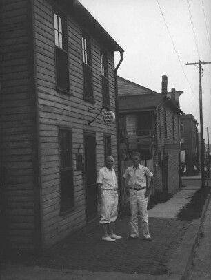Markt Twain Boyhood Home : Zwei Männer vor dem historischen Wohnhaus des Schriftstellers Mark Twain, in dem sich ein Museum befand.