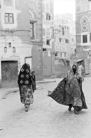Straßenansicht mit Passanten, Sanaa