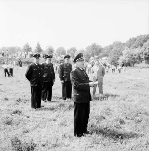 Hamberge: Travewiesen: Amtsfeuerwehrfest des Amts Reinfeld-Land: Begrüßung durch neuen Amtswehrführer Erwin Denker: dahinter Amtswehrführer Stüven, Gustav Krützfeld, ehemaliger Amtswehrführer Gustav Hafemann, Amtmann Ernst Tidow