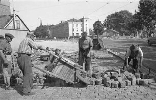 Umgestaltung der Kapellenstraße an ihrer Einmündung in die Kriegsstraße durch Begradigung der Straßenbahnkurve vor dem Arbeitsamt.