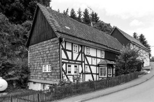 Wohnhaus (Einhaus, Fachwerk); Vöhl, Hauptstraße 18