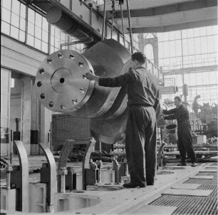 Rostock. VEB Dieselmotorenwerk Rostock. Arbeiter bei Montage einer Kurbelwelle