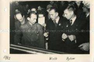 Besuch des sowjetischen Drehers Pawel Bykow im Niles-Werk in Chemnitz