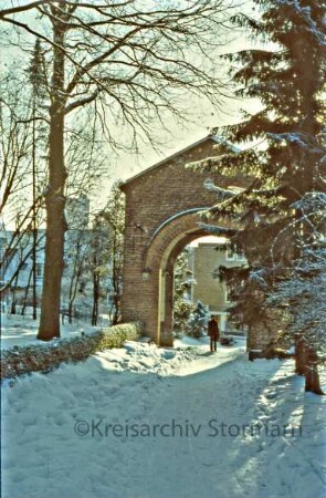 Friedhof an der Bahnhofstraße: Torhaus: Nordseite im Winter