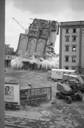 Abbruch des alten Mälzereigebäudes der ehemaligen Brauerei A. Printz in der Kaiserallee 15 im Zusammenhang mit dem Bau eines "Wohnzentrums Kaiserallee".