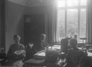 Wernigerode? Wolfgang Knochenhauer (?) mit zwei Büroangestellten in einem Büro