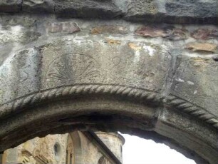 Kirchhofmauer im Südwesten-Torbogen (erneuert in Spätrenaissance) in der Kirchhofmauer (Schlußstein mit Jahr 1594 sowie Ornamentierung im Detail