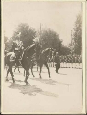 Kaiser Wilhelm II. und Großherzog Friedrich I., im Hintergrund Infanterie.