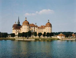 Moritzburg. Schloss (1723-1736 Umbau; M. D. Pöppelmann, Z. Longuelune)
