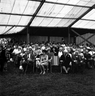 Haus Lichtensee: Propstei Stormarn: evangelisches Zentrum mit Altersheim und Jugendheim: Veranstaltungszelt im Park: Propstei-Gemeindetag: Blick auf Stuhlreihen mit Teilnehmern