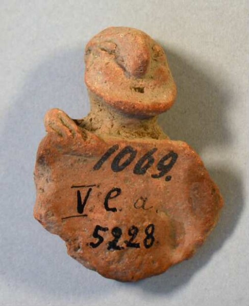 Figurine en argile (fragment de récipient)