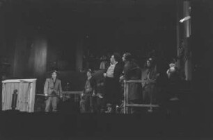 Szenenbilder aus der Oper "Dantons Tod" von Gottfried von Einem an der Deutschen Staatsoper Berlin: mit Hans Reinmar in der Titelrolle und Erich Witte als Robespierre, Elisabeth Grümmer u. a. : Szene mit Hans Reinmar als Danton (Mitte)