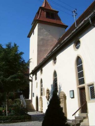 Kirche von Südosten mit Langhaus über Traufseite (im Kern 14 Jh-Neubau auf Vorgänger) sowie Gotischem Westturm-im 17-19 Jh teils stark überarbeitet und überformt