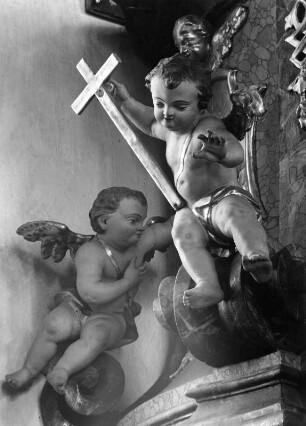 Zwei Kinderengel mit Kreuz : Zwei Kinderengel mit Kreuz (1746/1747; M. Eberhard). Schöllang, Pfarrkirche Sankt Michael