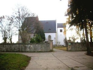 Ansicht von Norden mit Kirche (im Kern Romanisch) über Kirchhofmauer in (ehemaligem) Kirchhof-im 18 Jh aufgelassen und Wehrgang der Kirchhofmauer abgetragen